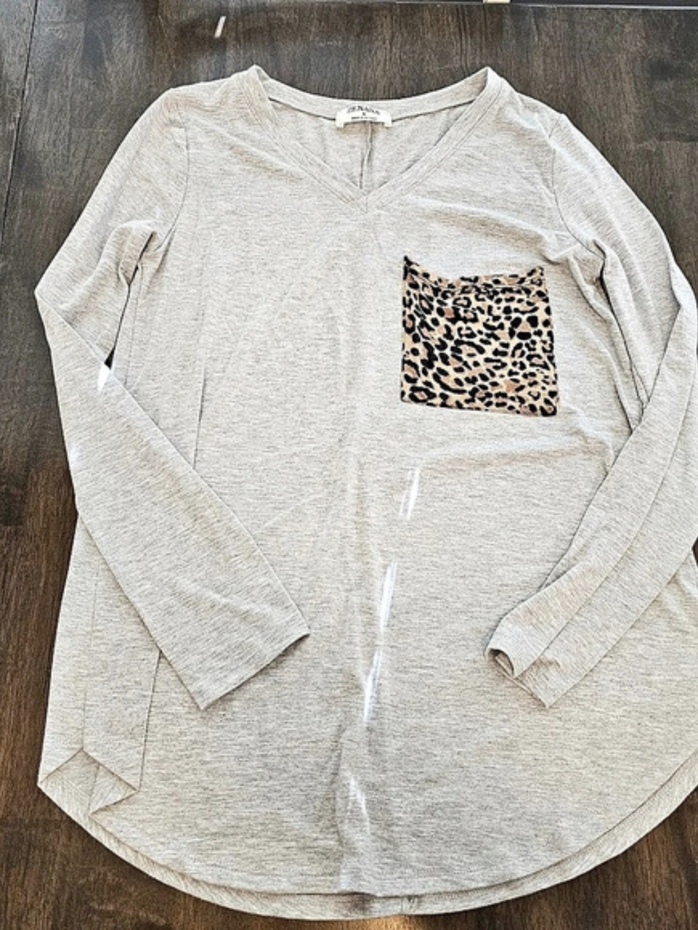Zenana Long Sleeve Animal Print Pocket Top in Gray Size Small Like New